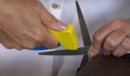 Insert the first blade into the sharpening slot Insert the first blade into the sharpening slot