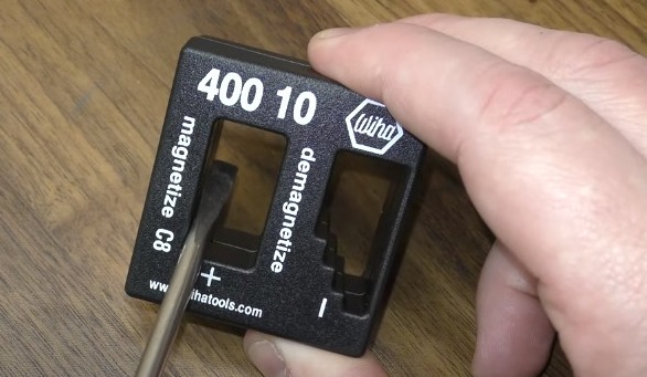 Insert the screwdriver tip into the magnetizing slotchamber