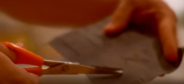 Open and close the scissors while cutting Open and close the scissors while cutting