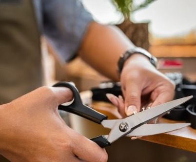 Open and close the scissors while gripping the pin Open and close the scissors while gripping the pin