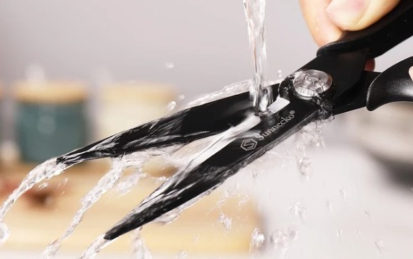 Rinse the scissors blades under running water Rinse the scissors blades under running water